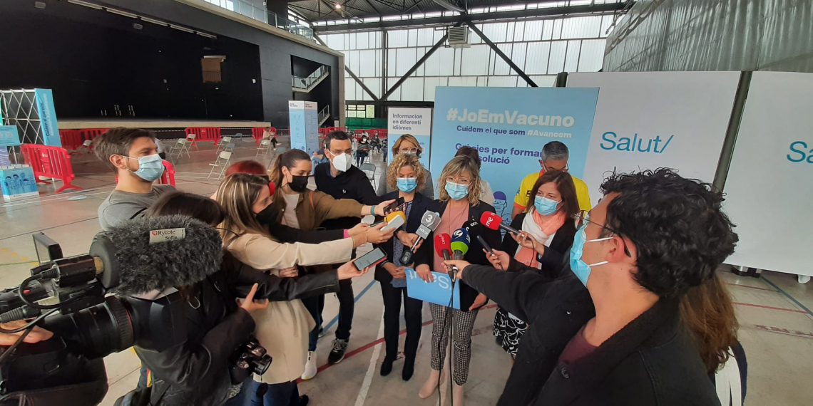 Comença la vacunació contra la covid-19 al pavelló firal de Tortosa