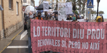 Unes 300 persones es manifesten a l’Ametlla de Mar contra la massificació eòlica i per la derogació del decret de renovables
