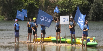 Al voltant d’unes 200 persones participen en la 20a Piraguada en Defensa de l’Ebre