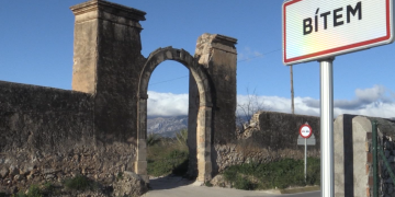 Demanen explicacions a Cultura pel mur del Mas del Bisbe
