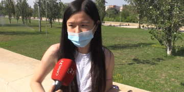 Una noia de la Ràpita i la seua cosina xinesa comparen les dos proves de selectivitat