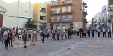 Més de 200 persones condemnen l’agressió masclista a una veïna d’Amposta