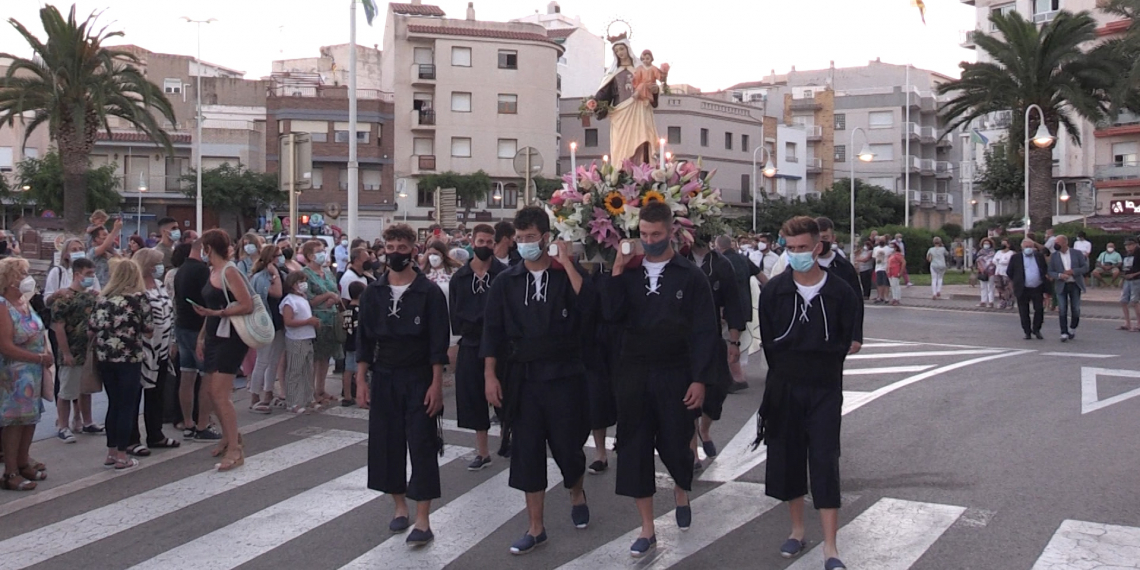 La processó de la Verge del Carme sense acompanyants a dins del mar