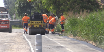 Renoven amb una nova capa d’asfalt el camí vell de Tortosa a Amposta