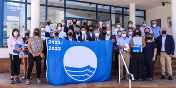 Puigneró lliura a l’Ampolla les 22 banderes blaves dels ports catalans