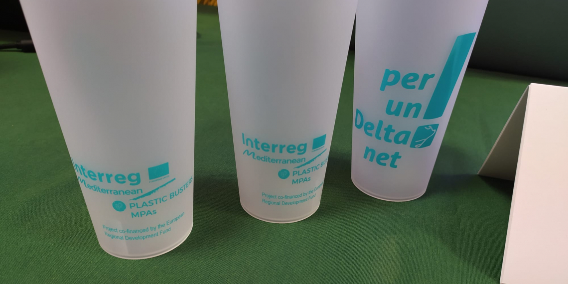 Una prova pilot vol reduir els gots de plàstics d’un sol ús al Delta de l’Ebre