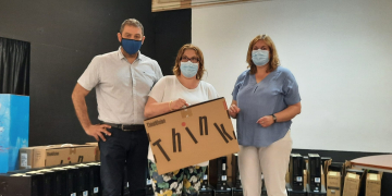 L’institut de l’Ebre entrega 40 equips informàtics recuperats a escoles petites del territori