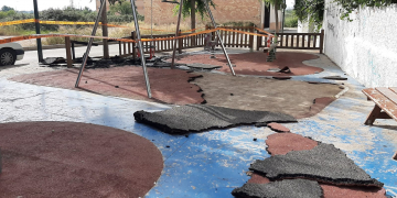 Sorpresa a Alcanar en comprovar com uns vàndals han destrossat el parc de la plaça dels Països Catalans