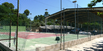 Iniciades les obres d’arranjament de la pista de tennis del poliesportiu de Flix