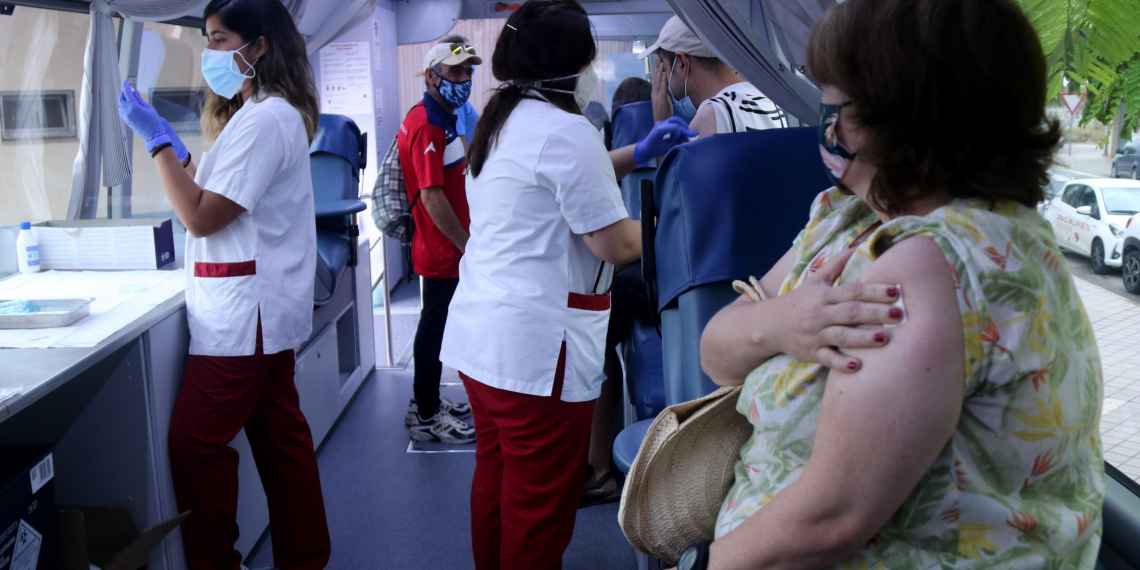 Alcanar acull el primer bus de vacunació massiva sense cita prèvia a l’Ebre