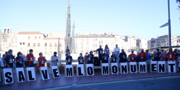 200 persones defensen el resultat de la consulta del 2016 per mantenir i reinterpretar el monument franquista de Tortosa