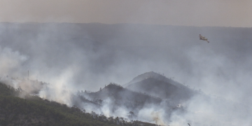 Els Bombers controlen l’incendi de la Pobla de Massaluca que ha cremat 64 hectàrees