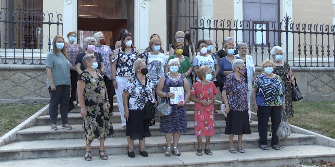 Amposta homenatja les modistes i modistos, pels 50 anys del Concurs de Vestits de Paper