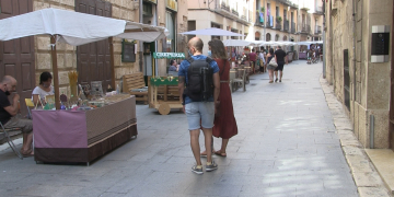 El nucli antic de Tortosa s’omple amb les 25 paradetes de la Fira d’Artesania i Gastronomia