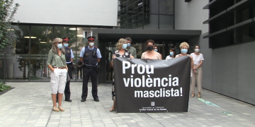 Minut de silenci a Tortosa en senyal de dol pel feminicidi d’una dona de Cambrils