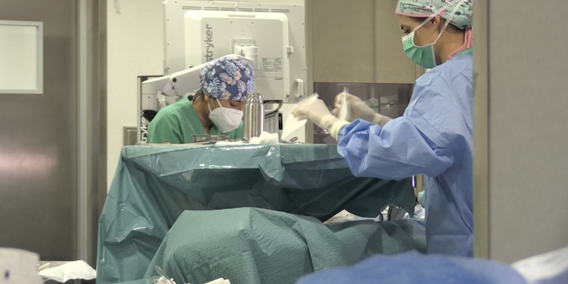 L’HTVC realitza una operació de columna de gairebé sis hores de durada