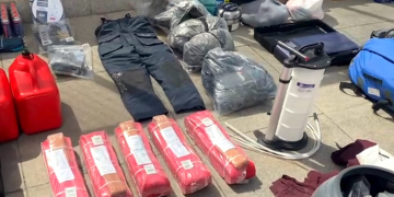 Detingut un home per presumpte narcotràfic al ser enxampat amb una embarcació ràpida