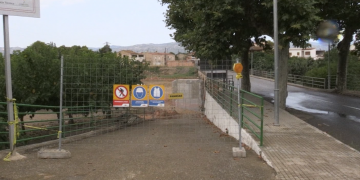 En marxa les obres de la nova passarel·la entre el barri del Castell i Sant Rafel del Riu