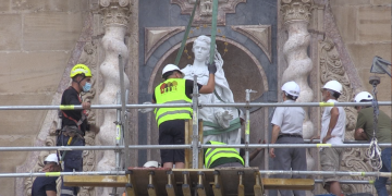 L’escultura de la Cinta ja presideix la façana de la Catedral de Tortosa