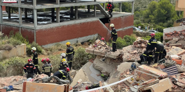 Els bombers troben mort un menor a les runes de l’edifici ensorrat a Peníscola