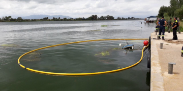 S’enfonsa una barca al port de Deltebre