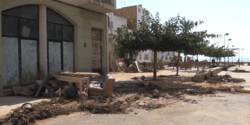 Veïns i voluntaris continuen les feines de neteja quatre dies després dels aiguats a Alcanar