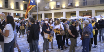 Un centenar de persones es concentren a Tortosa contra la detenció de Puigdemont