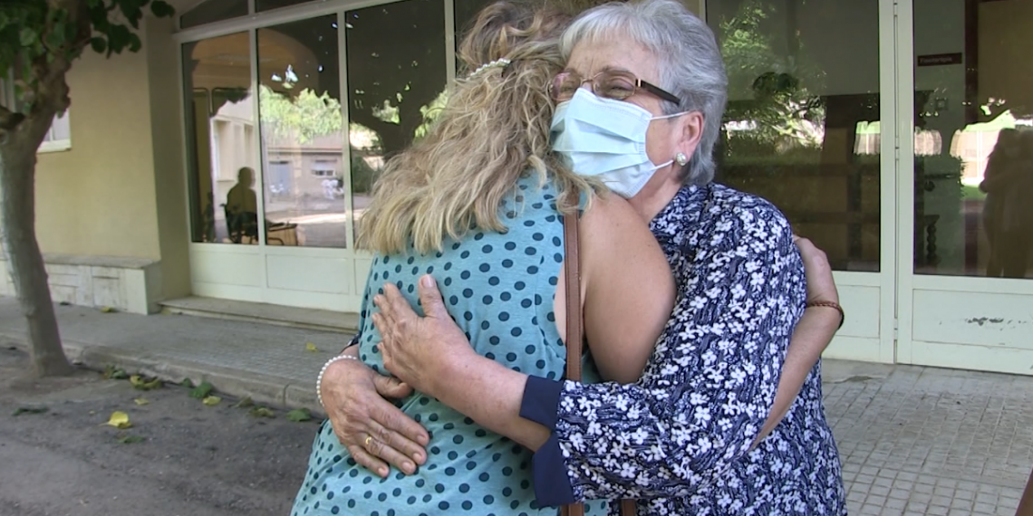 Tornen les abraçades a les residències de gent gran