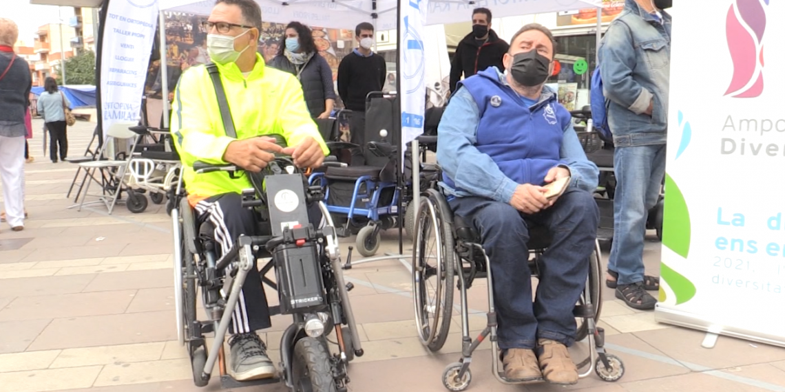 Amposta organitza una gimcana inclusiva per detectar les barreres arquitectòniques