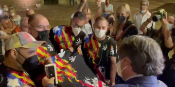 Escalf de membres de Morràpita a Puigdemont durant l’Adifolk a l’Alguer