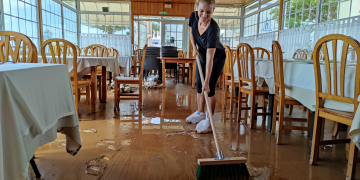 Veïns i restauradors de les Cases d’Alcanar comencen els treballs de neteja de les zones afectades