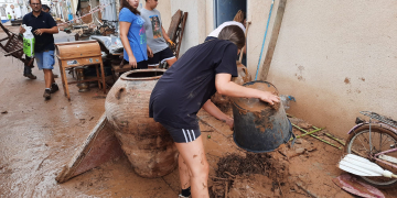 Onada de solidaritat per ajudar a netejar als veïns afectats pels aiguats d’Alcanar