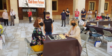 Tortosa celebra una exhibició de partides simultànies d’escacs amb la campiona estatal Sabrina Vega