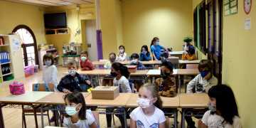 Arrenca el curs amb la majoria de mesures contra la covid vigents però amb canvis en els confinaments per la vacuna