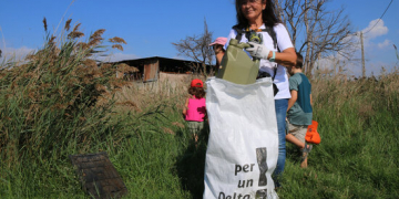 Una vuitantena de voluntaris recullen més de 460 quilos de residus a la badia dels Alfacs