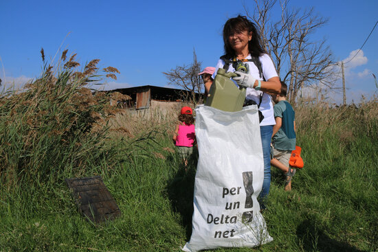 Una vuitantena de voluntaris recullen més de 460 quilos de residus a la badia dels Alfacs