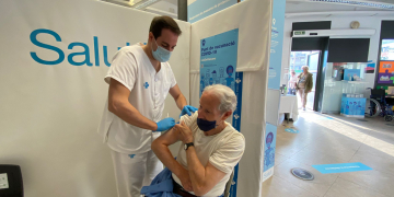 Arrenca la vacunació simultània de la grip i la tercera dosi de la covid-19