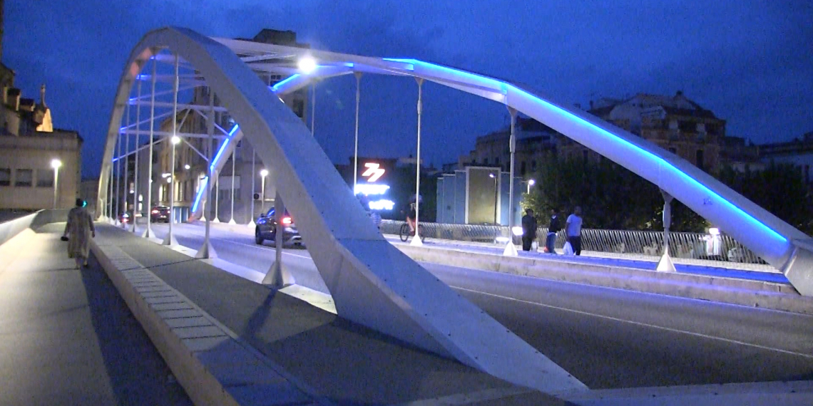 Sis municipis ebrencs il·luminen de blau un edifici públic en el Dia de l’Educació Social