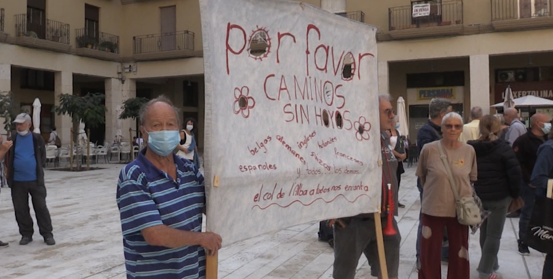 Els veïns del Coll de l’Alba protesten pel mal estat dels camins davant l’Ajuntament