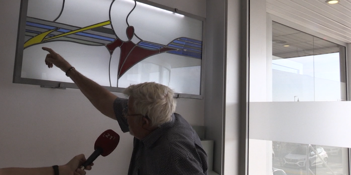 L’artista Bronson Shaw dona un vitrall a l’HTVC en homenatge als professionals de la salut