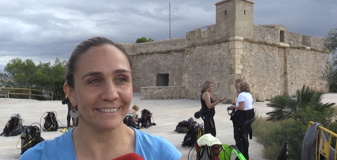 Padrines i filloles de busseig es troben a l’Ametlla de Mar per atreure dones al món submarí