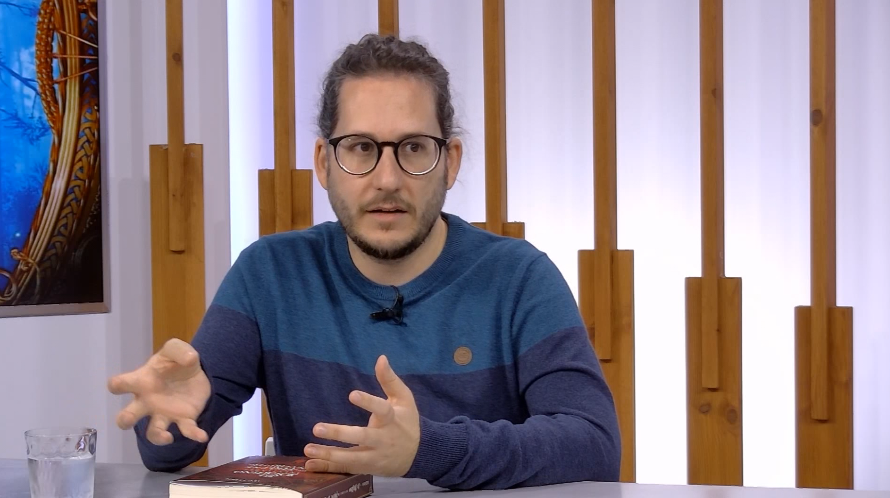 El ‘camarlenc’ Javi Araguz publica ‘El destí inevitable d’Arlène Revetruite’