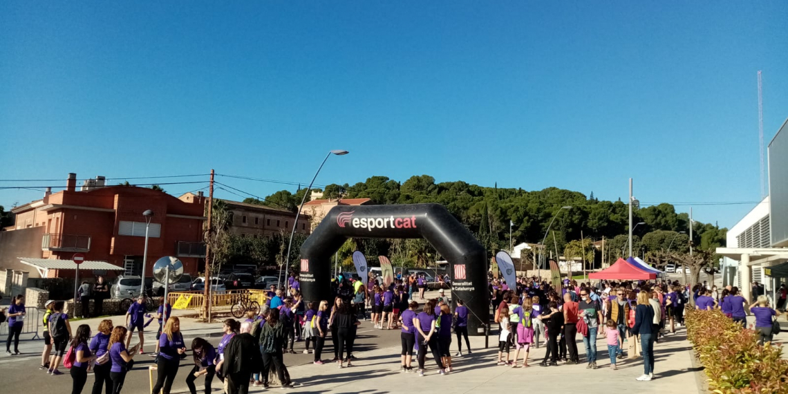 Unes 500 persones participen en la III Cursa de les Dones a favor de la Lliga contra el Càncer