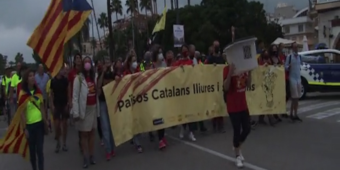 Unes 500 persones marxen de Vinaròs a la Ràpita per commemorar l’1-O