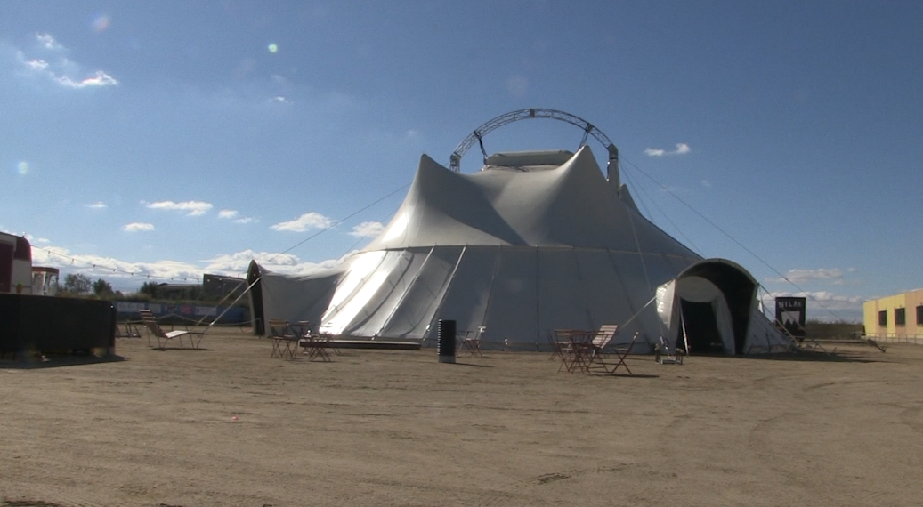 El circ arriba a Vilalba dels Arcs amb la carpa itinerant de Nilak