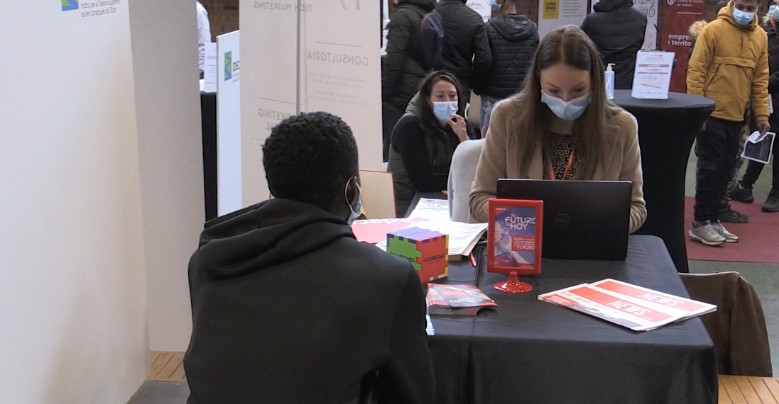 Amposta posa en contacte joves i empreses en la Fira d’Ocupació