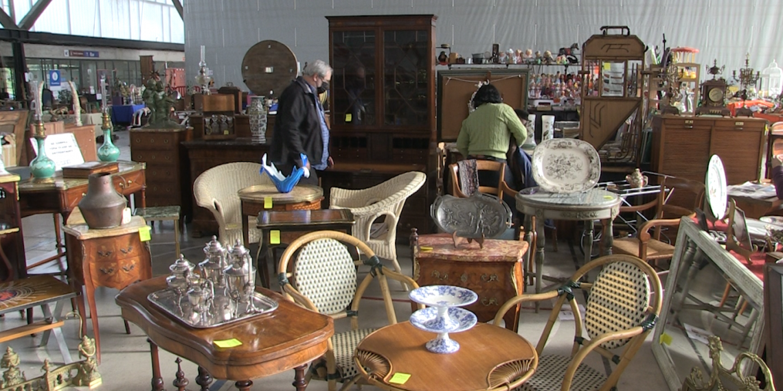 Un total de 25 expositors participen en la fira d’antiguitats ‘TortosAntic’