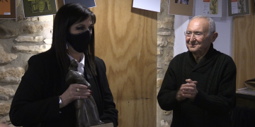 Joana Serret rep el premi Lo Grifonet d’Òmnium Cultural a les Terres de l’Ebre