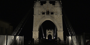 Encesa de la il·luminació del Pont Penjant d’Amposta