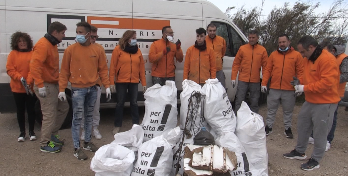 Recollir brossa de la costa del Delta abans del dinar d’empresa per fomentar la cohesió de grup